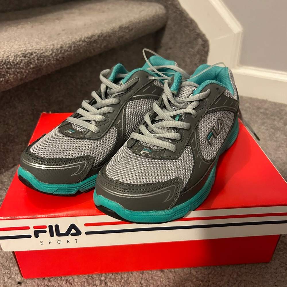 FILA women’s sneakers 6.5